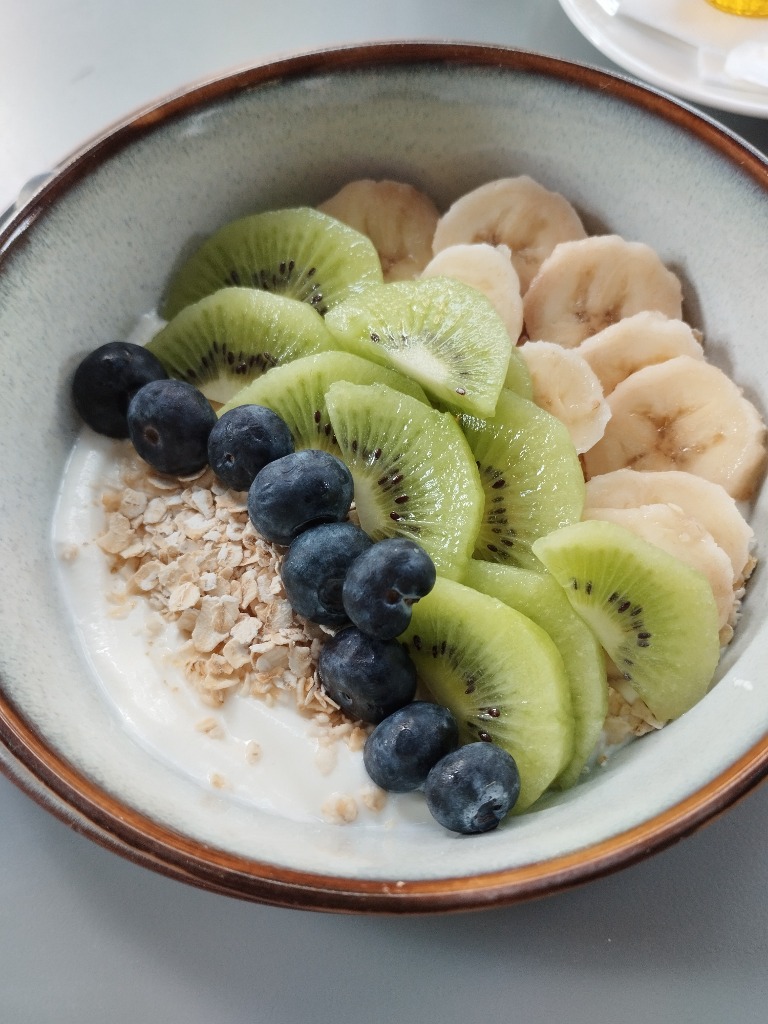 Menu of Coffee Shops in Pamplona, Coketto's, Bowl de yogur con cereales y fruta