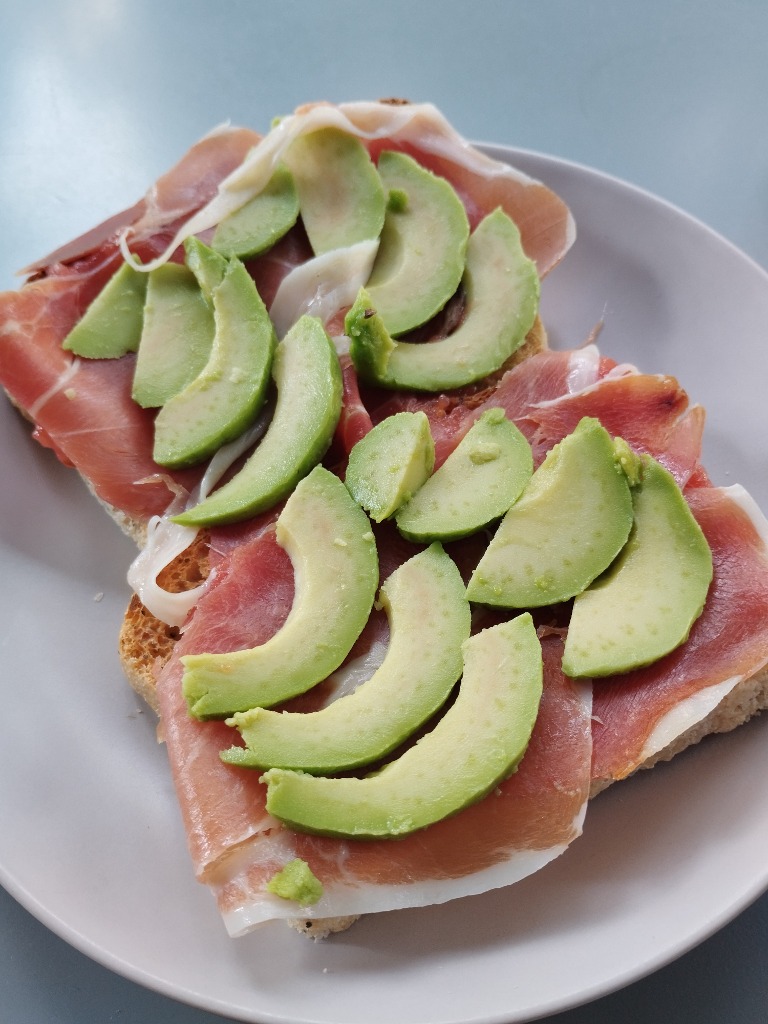 Menu of Coffee Shops in Pamplona, Coketto's, Tostada de aguacate, tomate y jamón