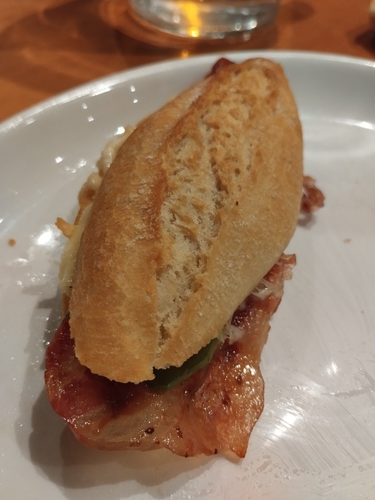 Carta de Restaurantes en Pamplona, El Alivio Bar, Pulga de bacon, pimiento verde y queso