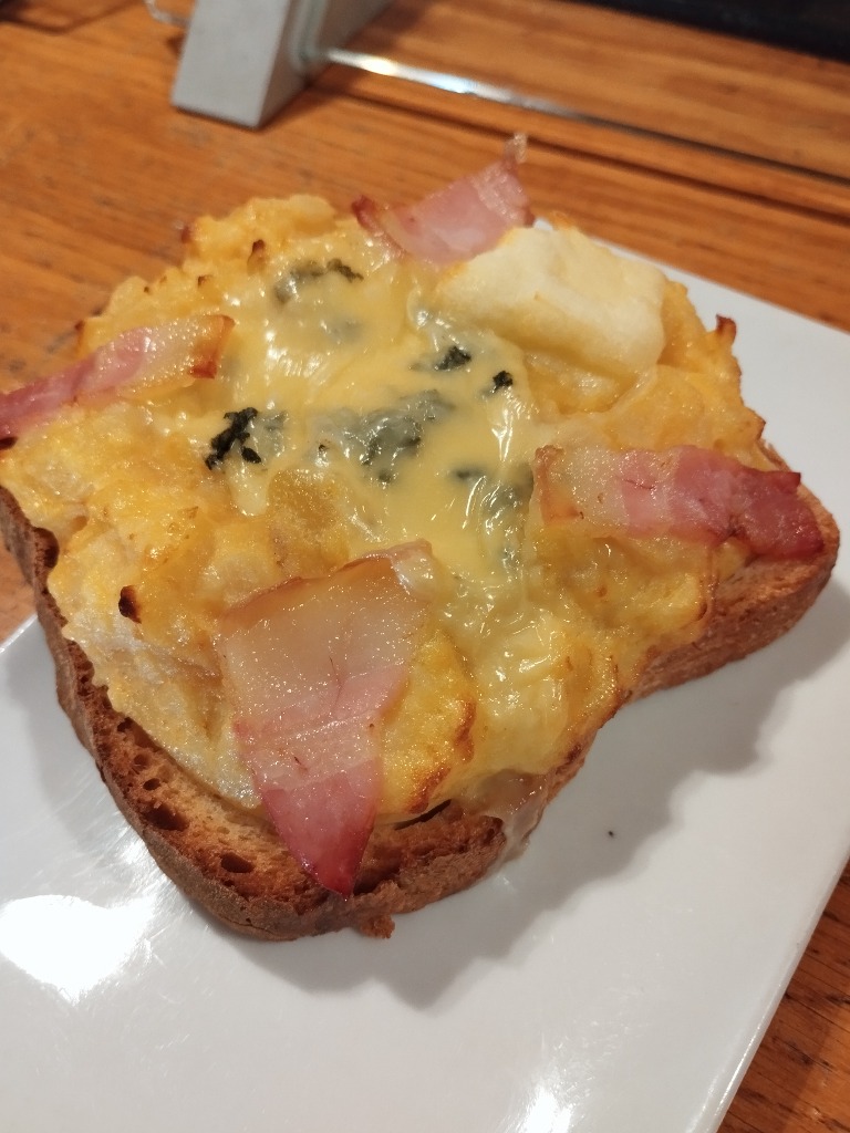 Carta de Restaurantes en Pamplona, El Alivio Bar, Tostada con patata, bacon y queso roquefort