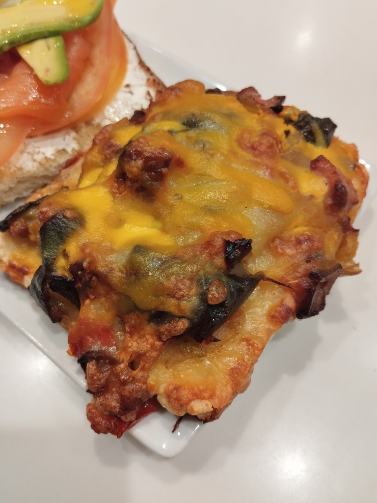 Carta de Restaurantes en Pamplona, El Alivio Bar, Tostada con pollo, verduras, champiñones y mostaza