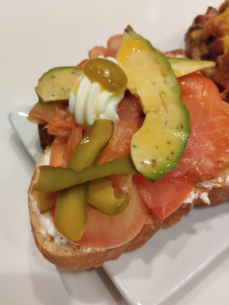 Carta de Restaurantes en Pamplona, El Alivio Bar, Tostada con salmón, tomate, pepinillo, mayonesa y aceituna
