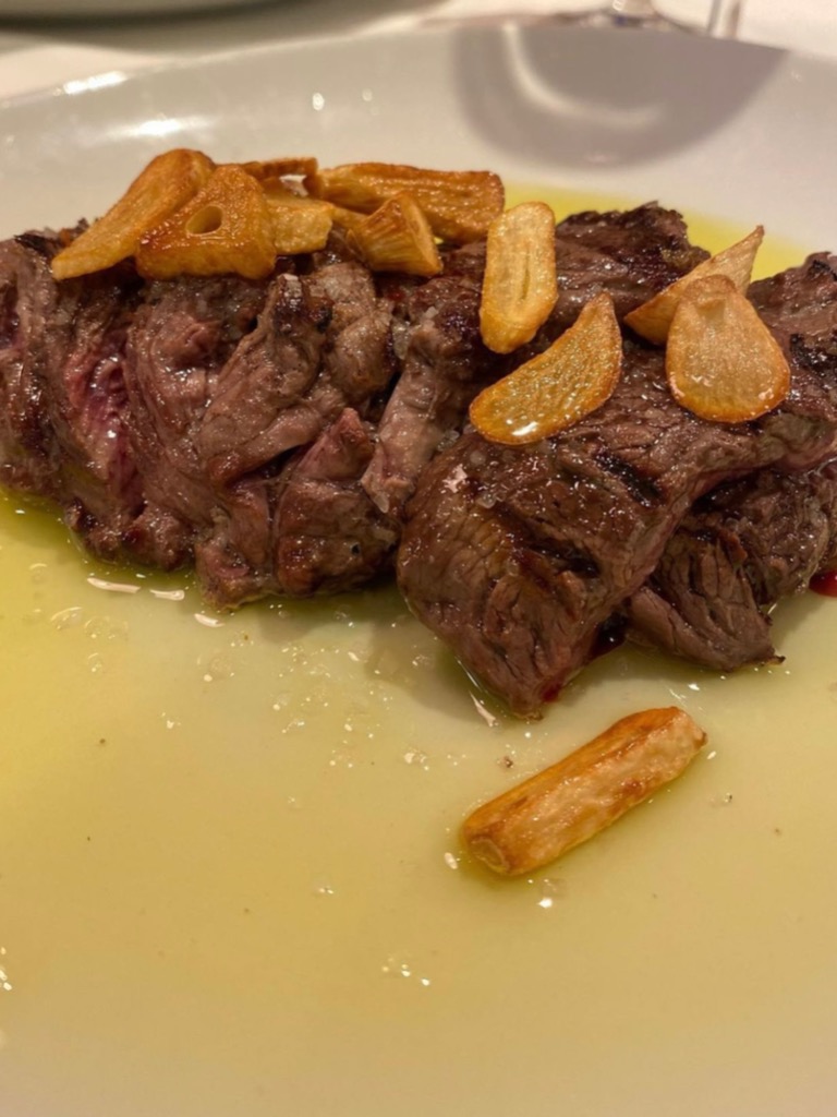 Carta de Restaurantes en Pamplona, El Burladero, Solomillo al ajo acompañado de puré de patata