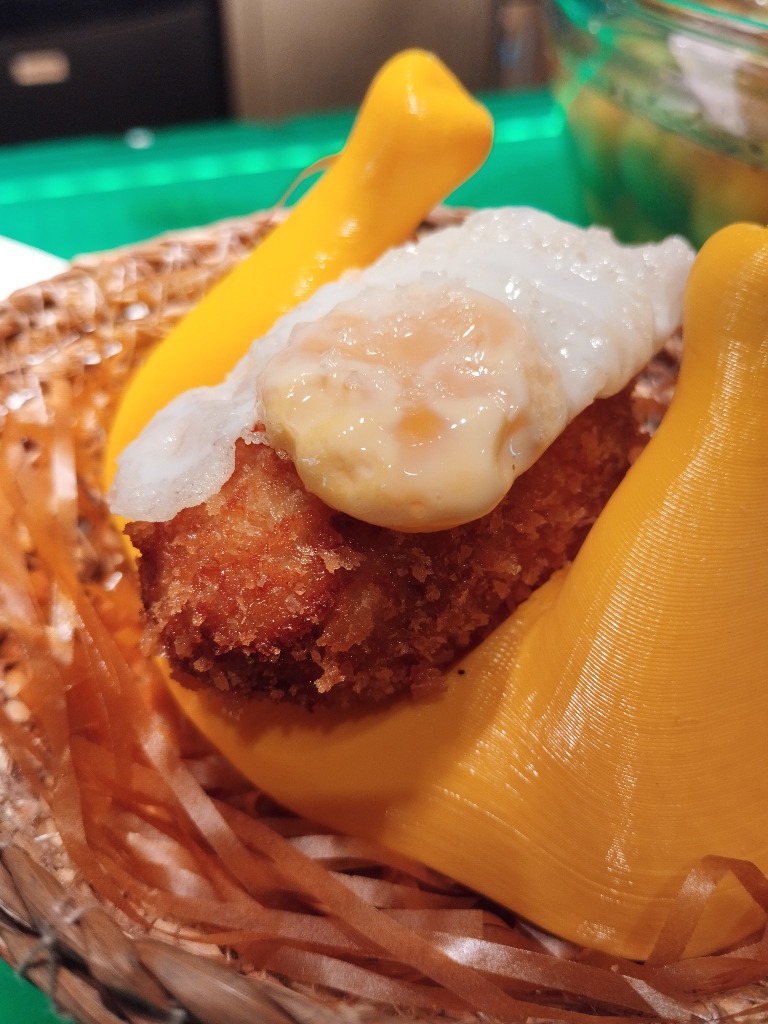 Carta de Restaurantes en Pamplona, El Merca'o, Croqueta de pollo campero asado y queso Stilton con huevo de codorniz frito