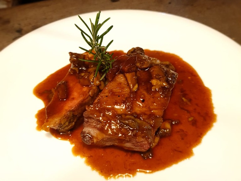 Gastronomy recommendation in Pamplona: Carrillera de ternera glaseada, con puré de tubérculos y menta deshidratada