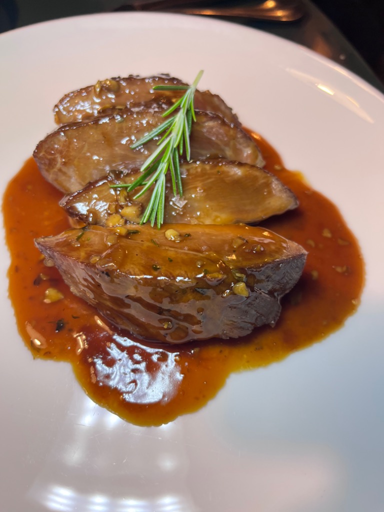 Gastronomy recommendation in Pamplona: Presa de euskal txerri de "Maskarada" asada con tximitxurri, puré de patata y setas salteadas