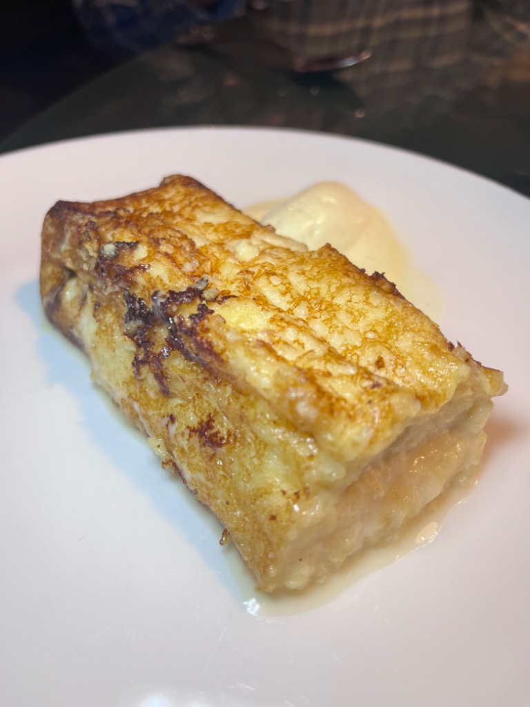 Gastronomy recommendation in Pamplona: Torrija de pan brioche con helado de vainilla