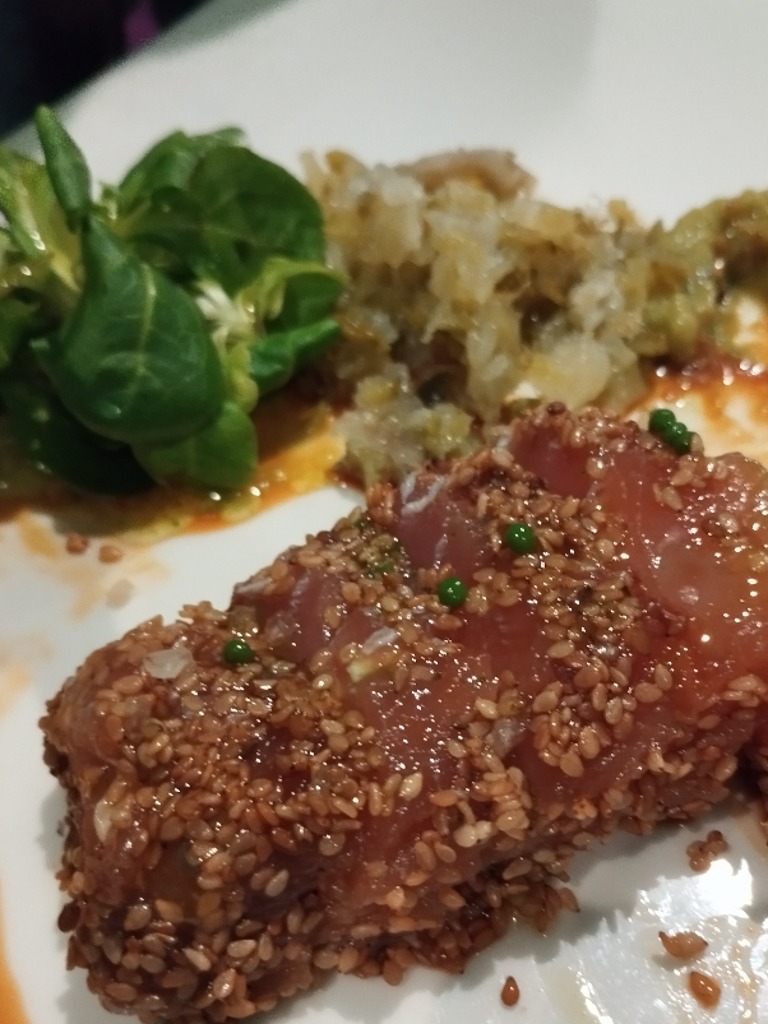 Menu of Restaurants in Pamplona, El Redín Gastrobar, Tataki de atún rojo con encurtidos