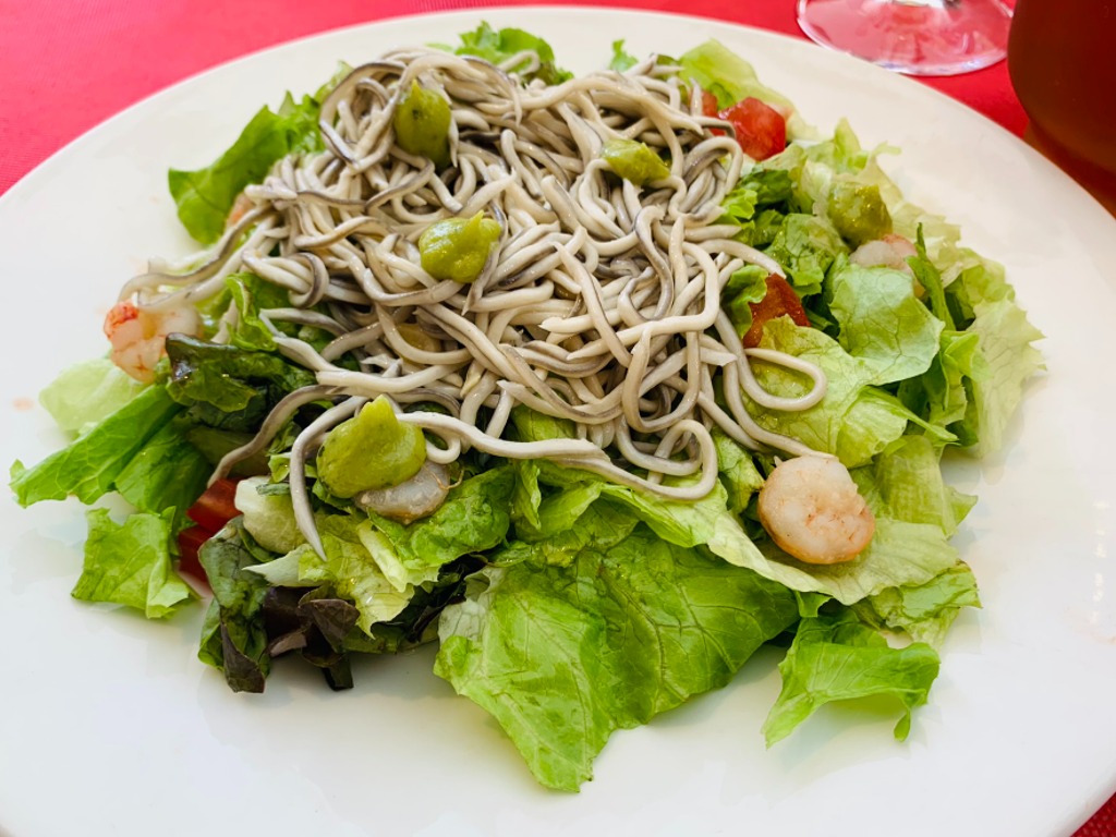 Carta de Restaurantes en Pamplona, El Torreón del Castillo, Ensalada templada de gulas, gambas, tomate y toque de guacamole