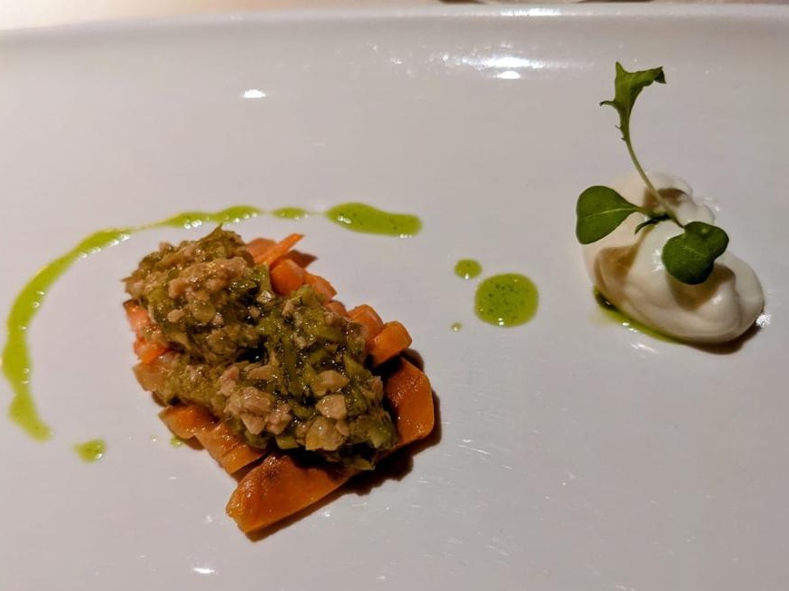 Menu of Restaurants in Pamplona, Enekorri, Salmón salvaje de Alaska, sockeye, curado a la sal, emulsión de wasabi y gelatina de encurtidos