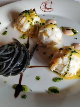 Menu of Restaurants in Pamplona, Eneperi, Bombones de langosta rellenos de crema de nécoras con muselina de Módena