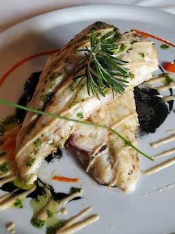 Menu of Restaurants in Pamplona, Eneperi, Cola de merluza rellena de láminas de pulpo y hongos sobre salsa de chipirón