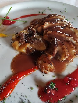 Menu of Restaurants in Pamplona, Eneperi, Magret de pato braseado con compota de manzana y ciruela