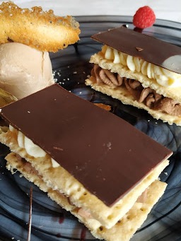 Menu of Restaurants in Pamplona, Eneperi, Milhojas de chocolate blanco y negro con helado de plátano