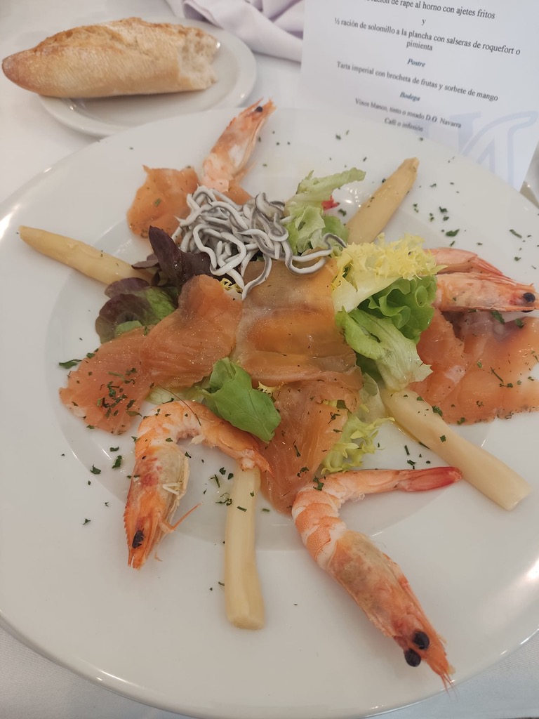 Carta de Restaurantes en Pamplona, Hotel Albret, Ensalada de salmón marinado y langostinos con gulas