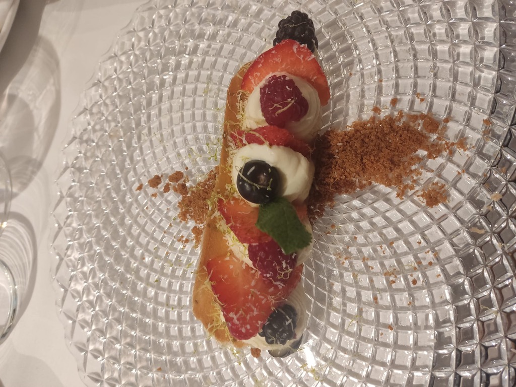 Carta de Restaurantes en Pamplona, Hotel Albret, Tarta imperial con brochetas de frutas y sorbete de mango