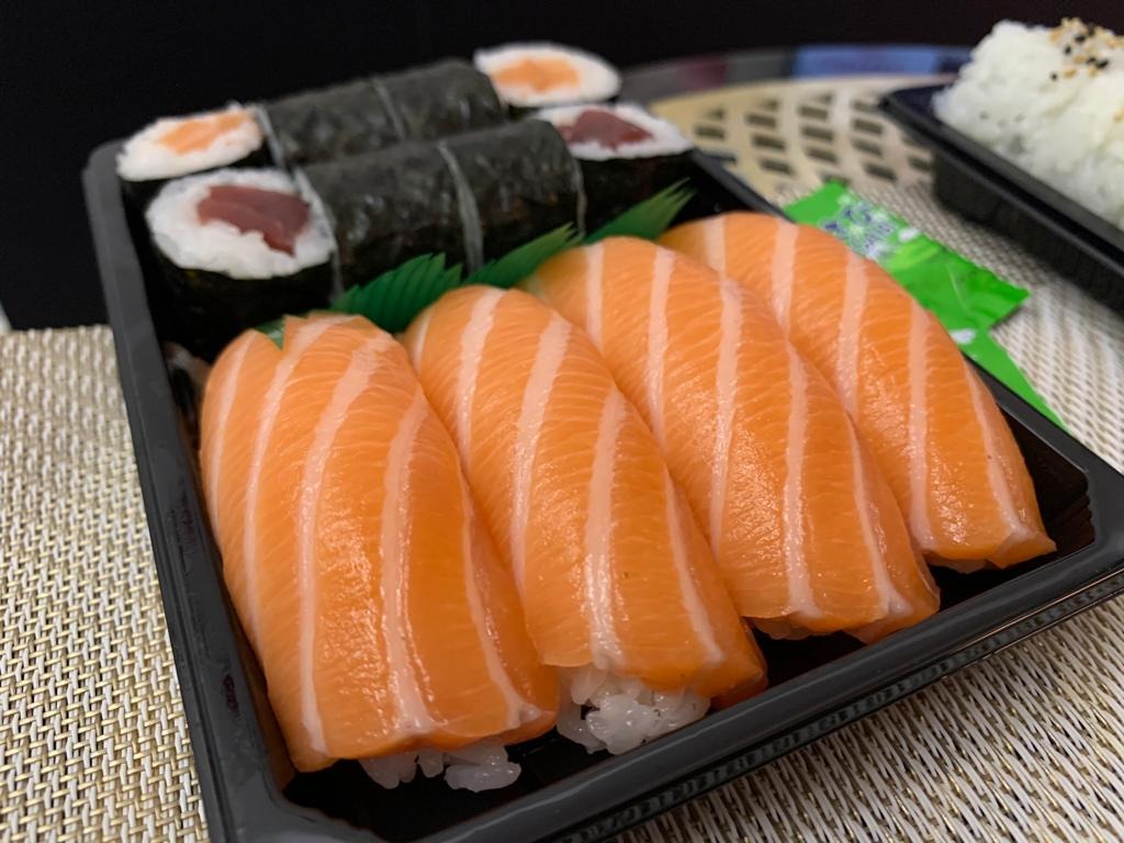 Carta de Restaurantes en Pamplona, Koi Sushi, Menú 1 (12 Uds.) 4 Maki salmón , 4 maki atún y 4 nigiri salmón