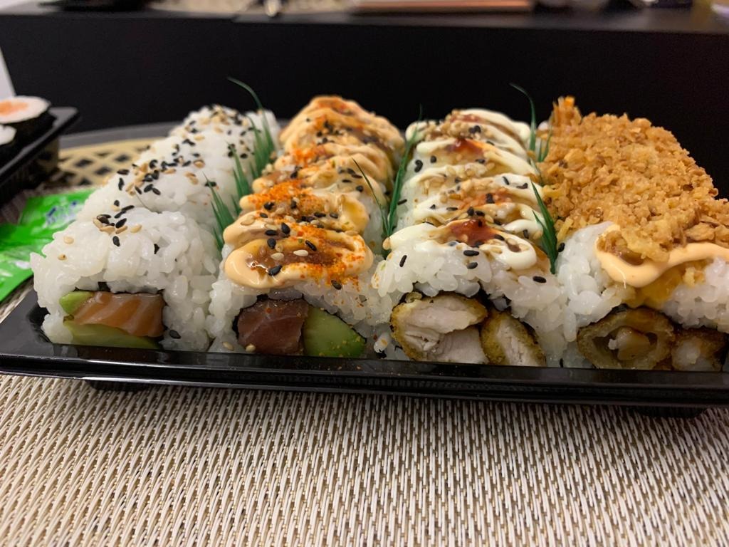 Carta de Restaurantes en Pamplona, Koi Sushi, Menú 4 (16 Uds.) 4 Uramaki salmón y aguacate , 4 uramaki atún y aguacate spicy , 4 uramaki tempura de langostino y 4 uramaki pollo crujiente