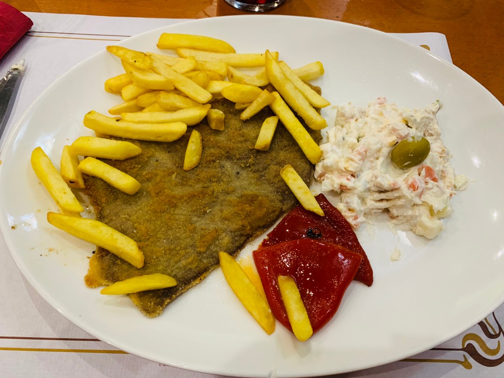 Carta de Bares en Pamplona, Kopa's, Escalope con ensaladilla, pimientos y patatas
