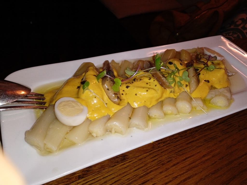 Carta de Restaurantes en Pamplona, La Bankada, Puerros con escabeche de mejillón y sardina ahumada