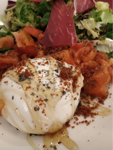 Carta de Restaurantes en Pamplona, La Bella Época, Ensalada de burrata con jamón ibérico, sal negra y vinagreta de miel