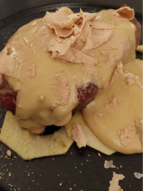 Carta de Restaurantes en Pamplona, La Bella Época, Solomillo de ternera con salsa de queso del Roncal sobre carpacho de manzana