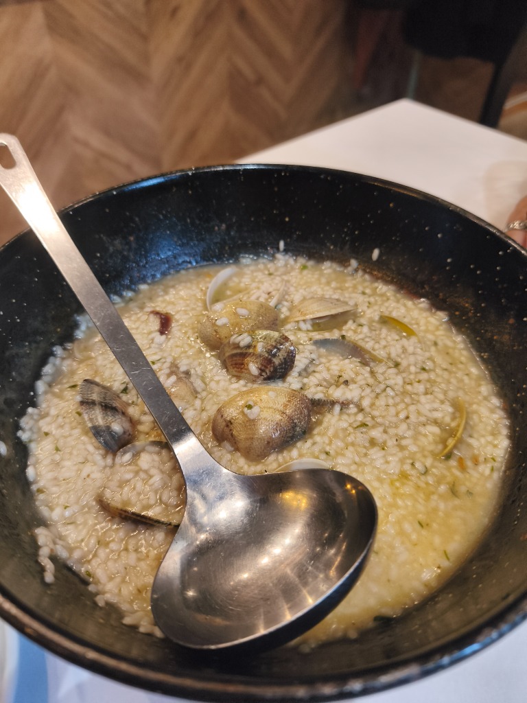 Recomendación gastronómica de Pamplona: Arroz meloso con almejas y salsa verde