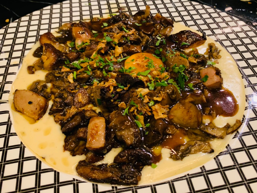 Recomendación gastronómica de Pamplona: Hongos, foie, parmentier, yema y crujiente de cebolla