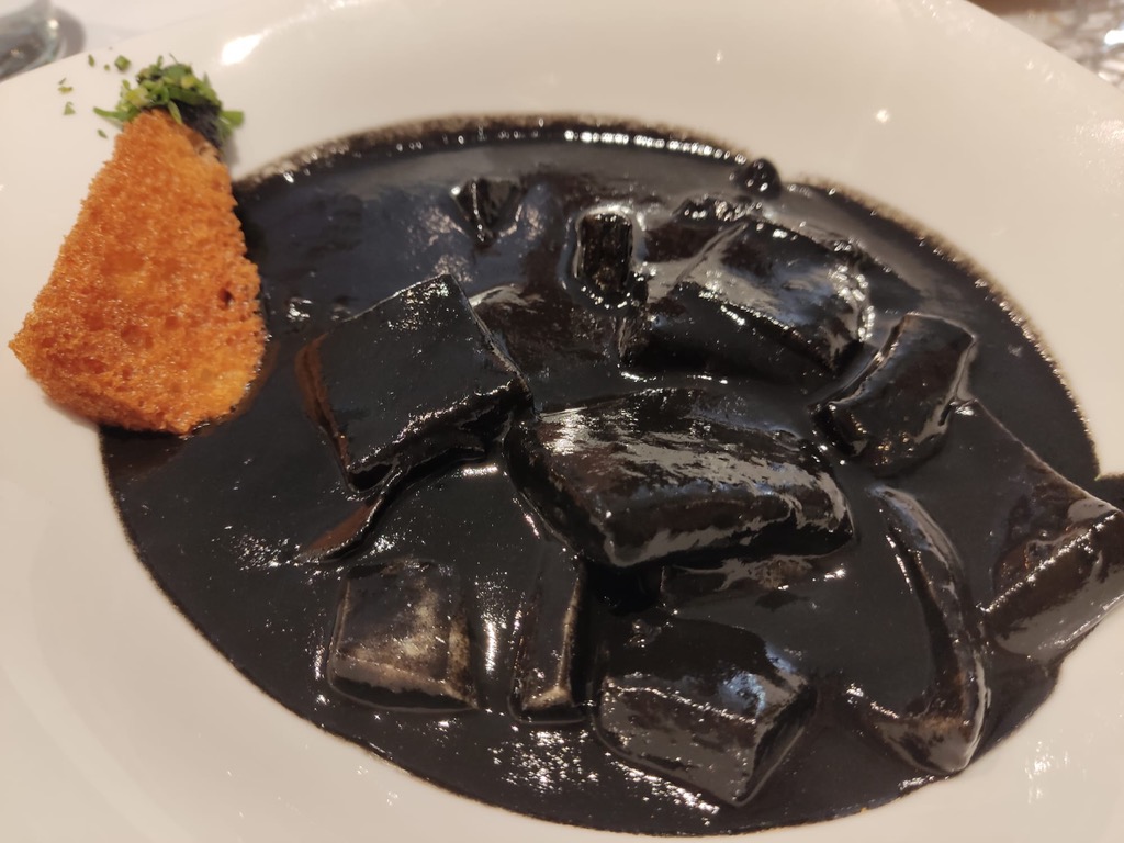 Carta de Restaurantes en Pamplona, La Olla, Calamares en su tinta