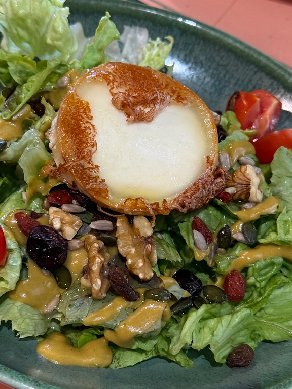 Menu of Restaurants in Pamplona, La Picachilla, Ensalada verde con queso de cabra