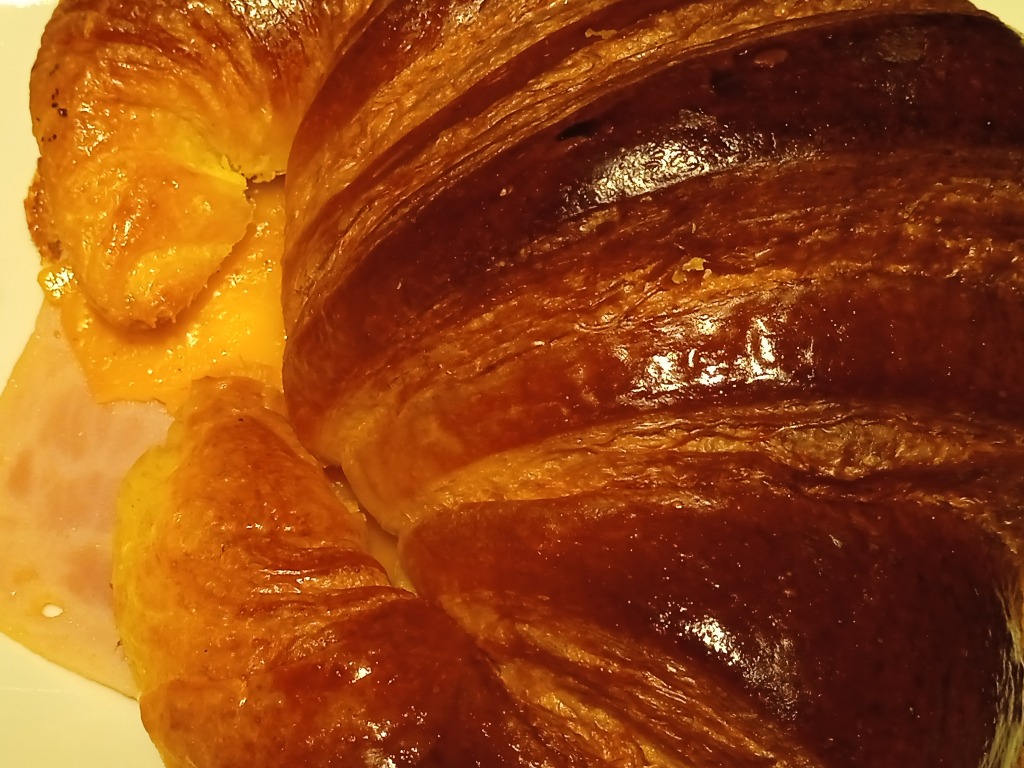 Carta de Restaurantes en Pamplona, La TaciK café-bar, Croissant con jamón y queso