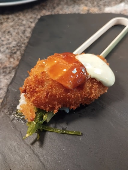 Carta de Restaurantes en Pamplona, Lajuana Gastrobar Mendebaldea, Croqueta de arroz de sushi con shitake, alga wakame, sésamo, salmón marinado y mayonesa de wasabi