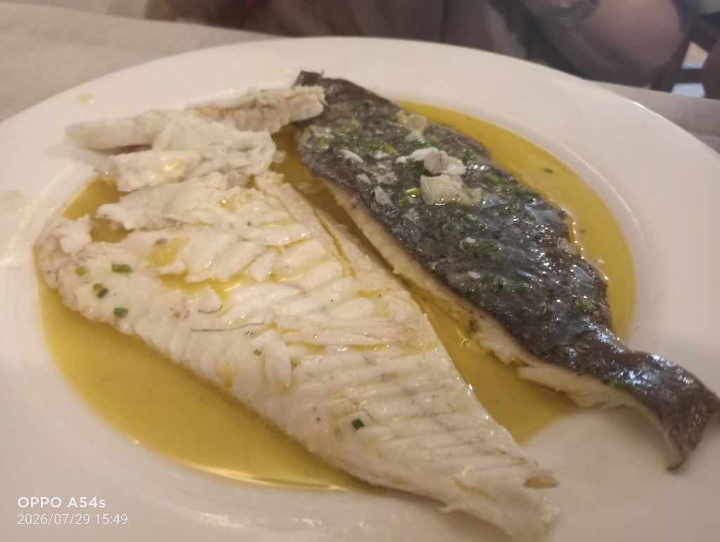 Valoración y opiniones de comida y bebida en Pamplona, Lar Gallego Salazar, Rodaballo al horno