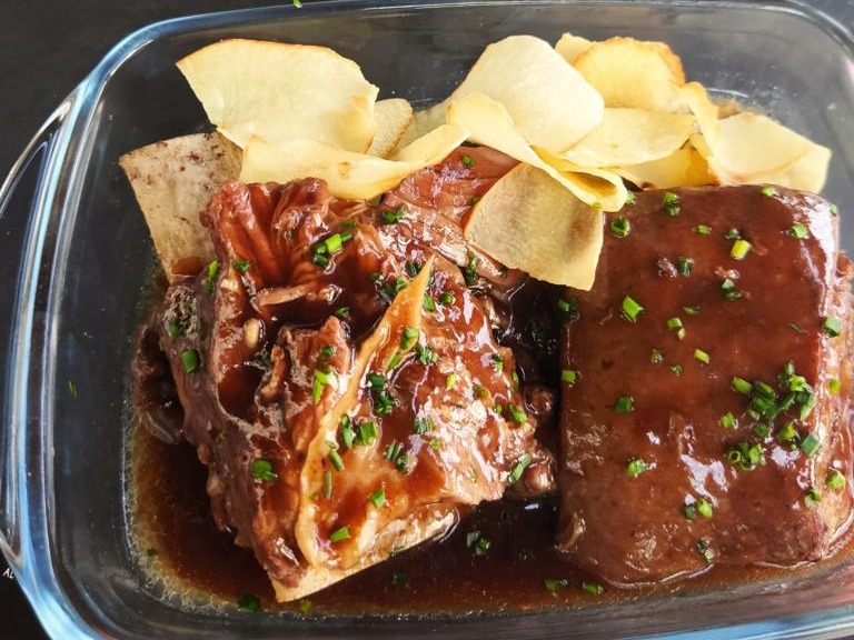 Carta de Restaurantes en Pamplona, Malafú, Costillar de ternera confitado a baja temperatura y terminado a la brasa, salsa cazadora al vino tinto y chips de yuca