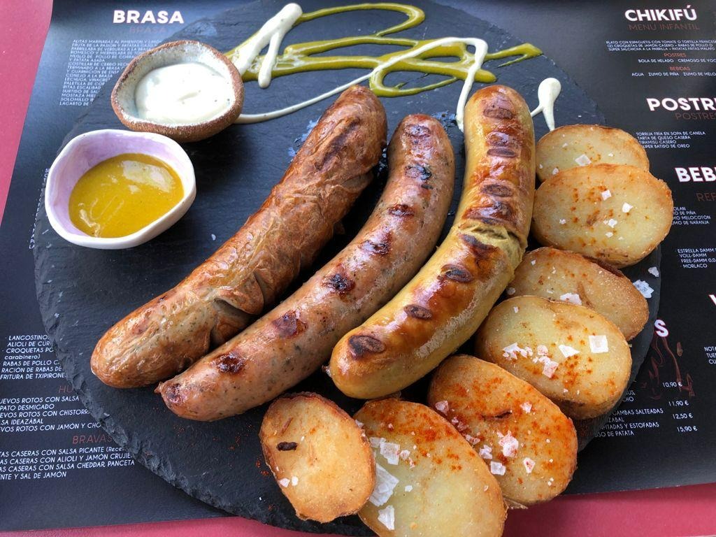 Carta de Restaurantes en Pamplona, Malafú, Surtido de salchichas alemanas a la brasa con mostaza miel y patatas fritas Malafú
