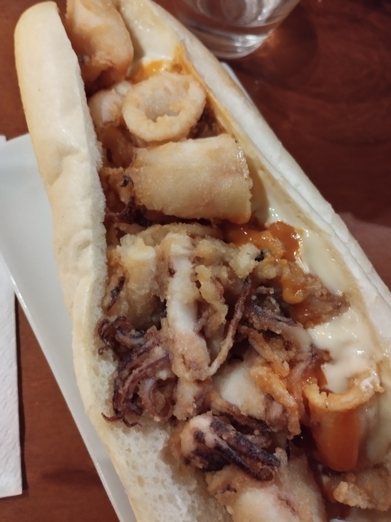 Menu of Bars in Pamplona, Mejillonera brewery, Bocadillo de chipirones bravos con salsa picante