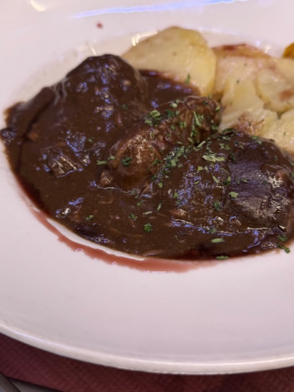 Recomendación gastronómica de Pamplona: Carrilleras de Cerdo Ibérico con Vino Tinto y Chocolate Negro