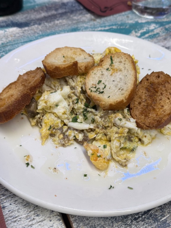 Recomendación gastronómica de Pamplona: Revuelto de Hongos con Crujiente de Parmesano