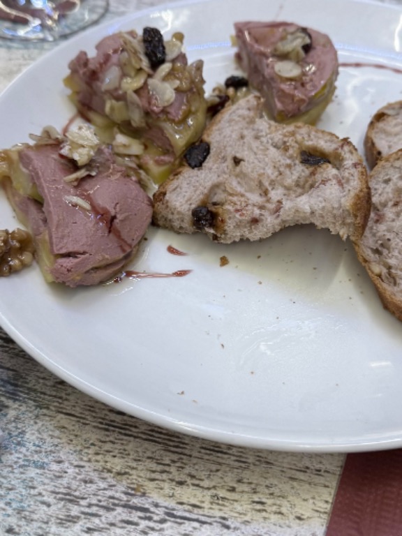 Recomendación gastronómica de Pamplona: Timbal de Pate y Manzana con Pan de Pasas y Nueces