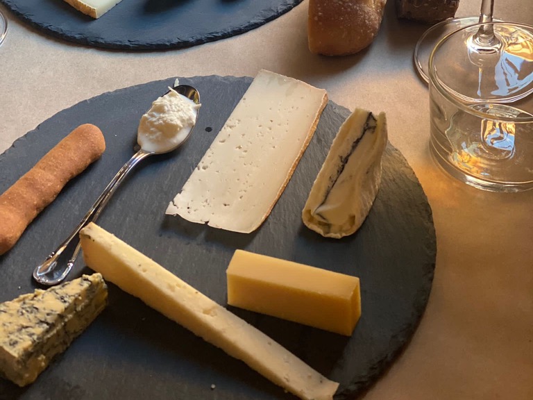 Carta de Cafeterías en Pamplona, Panes L'Atelier, Degustación de quesos y vino