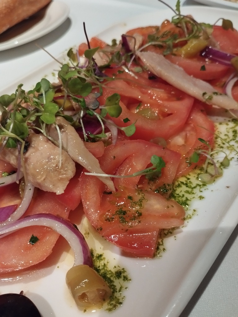 Gastronomy recommendation in Pamplona: Ensalada de tomate con ventresca de atún, piparras y cebolleta