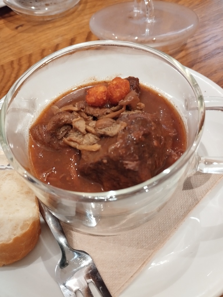 Carta de Restaurantes en Pamplona, Restaurante Casa Paco, Caza Paco: Ragout de ciervo a la bordelesa de plata y plomo con senderuelas confitadas y ñoquis de Idiazábal fritos