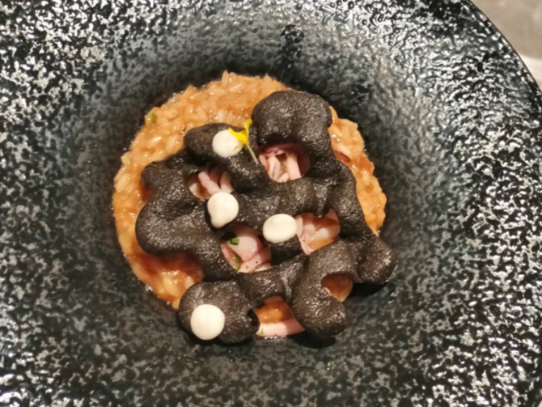 Menu of Restaurants in Pamplona, Restaurante Europa, Arroz carnaloni meloso, con chipirón, teja de su propia tinta, alioli de lima y jengibre