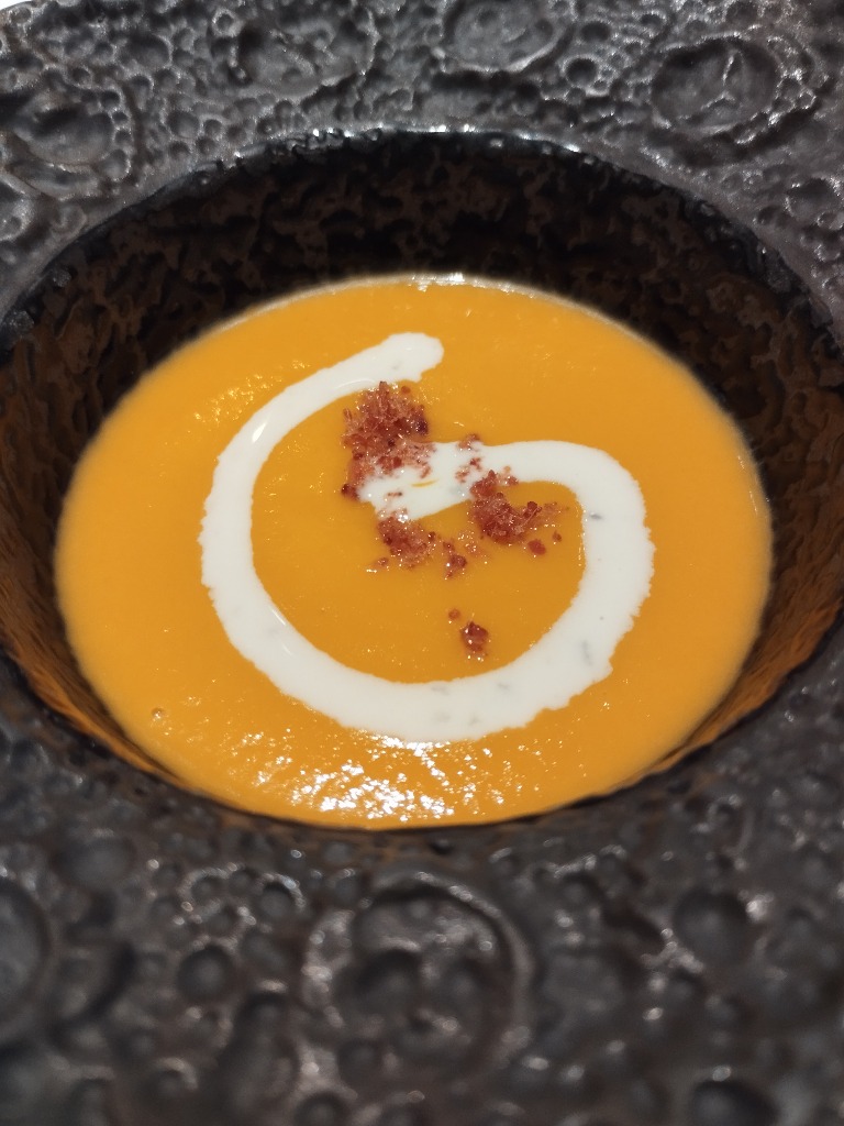 Menu of Restaurants in Pamplona, Restaurante Europa, Crema de calabaza, emulsión de queso azul y crujiente de ibérico