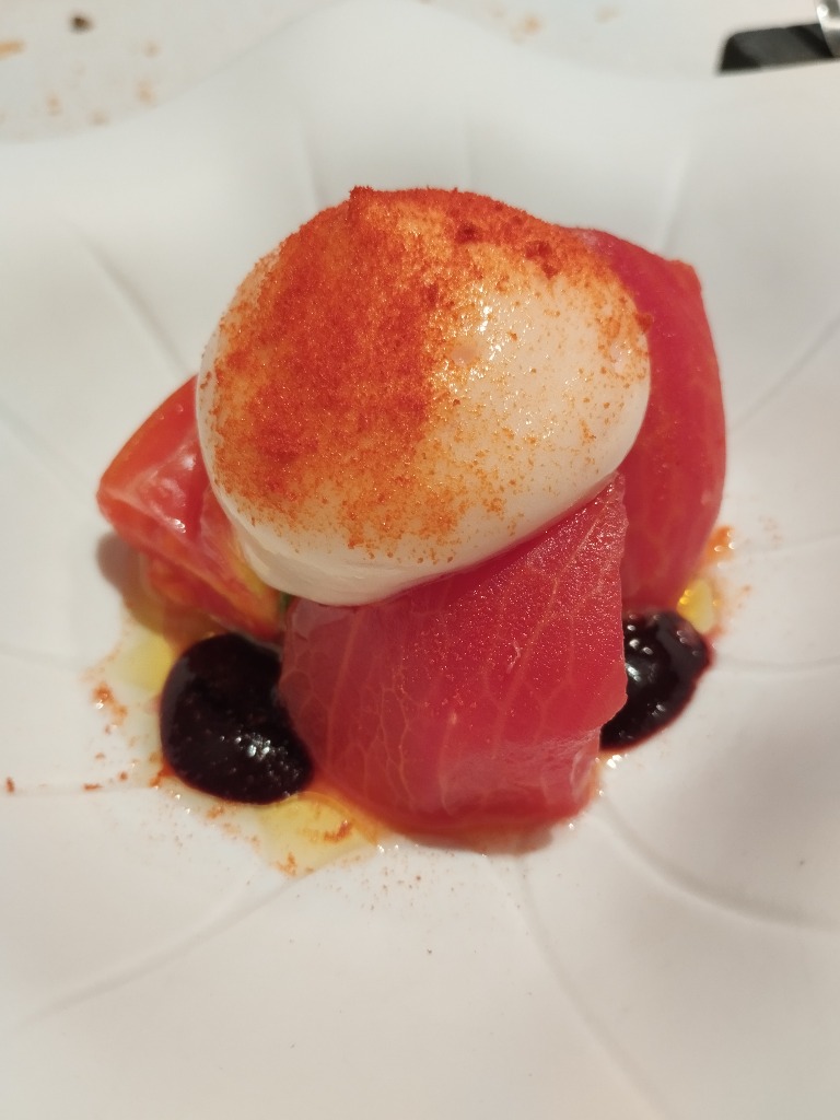 Carta de Restaurantes en Pamplona, Restaurante Kabo, Tomate feo de Tudela en texturas, pesto y cereza
