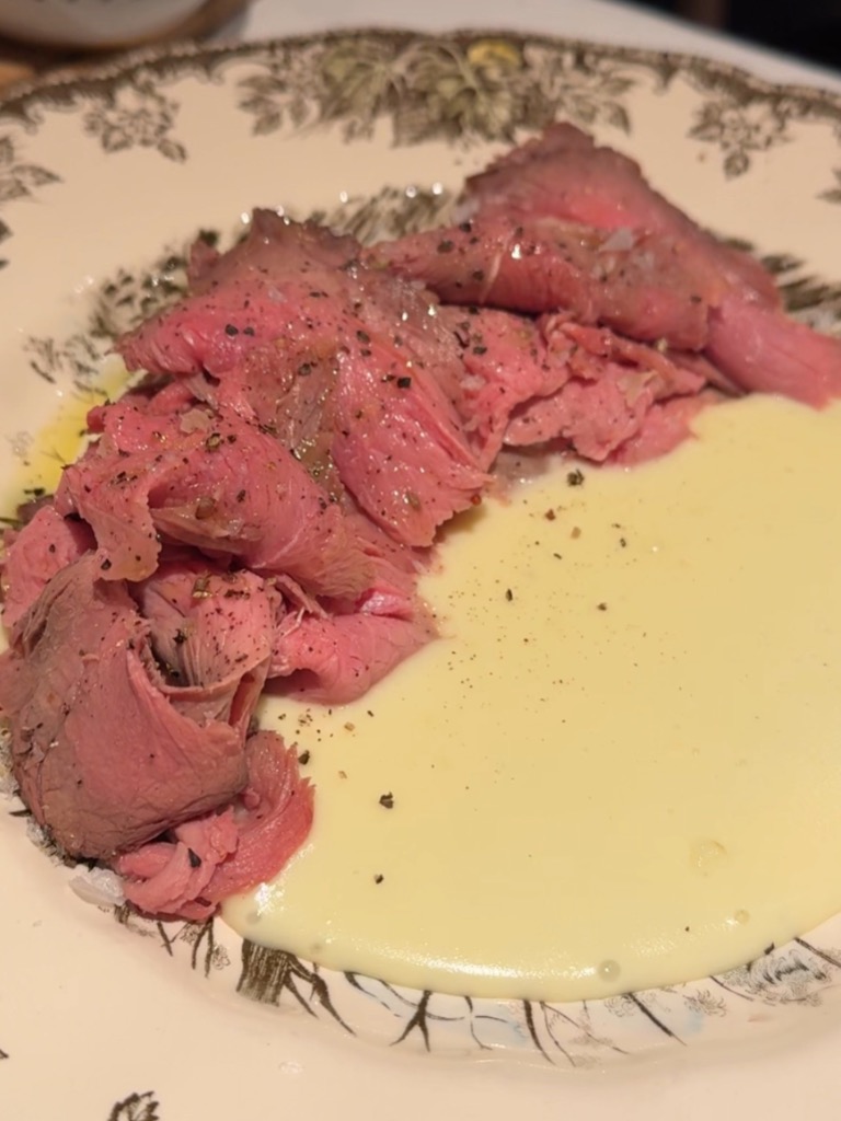 Carta de Restaurantes en Pamplona, Restaurante Picaflor, Potro al estilo Roastbeaf con Puré de patata al Parmesano + salsas