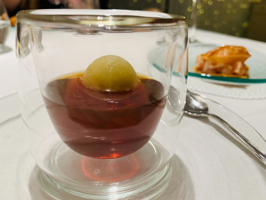 Menu of Restaurants in Pamplona, Restaurante Rodero, Gelée de vermut rojo con aceitunas, trucha de yesa marinada y buñuelo de queso azul