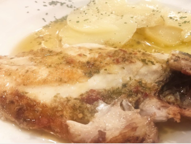 Recomendación gastronómica de Pamplona: Dorada al estilo orio con patatas panaderas