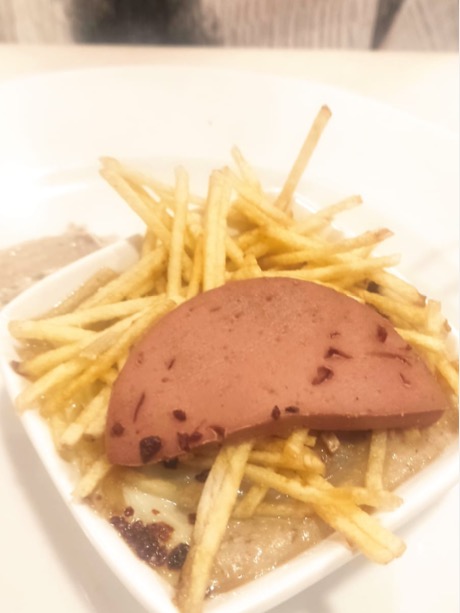 Recomendación gastronómica de Pamplona: Ocurrencia de foie a la plancha con huevo confitado sobre nido de patata, crema de boletus y sal de jamón