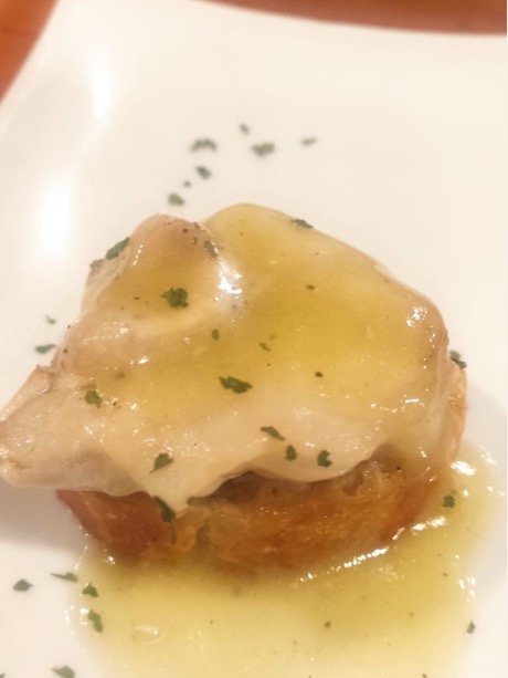 Recomendación gastronómica de Pamplona: Tosta de kokotxas de bacalao al pilpil con su cremita de cigalas